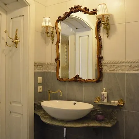 Gabi Nakvynė ir pusryčiai 3*